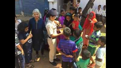 Cops and NGO get together to serve the needy on gandhi Jayanti