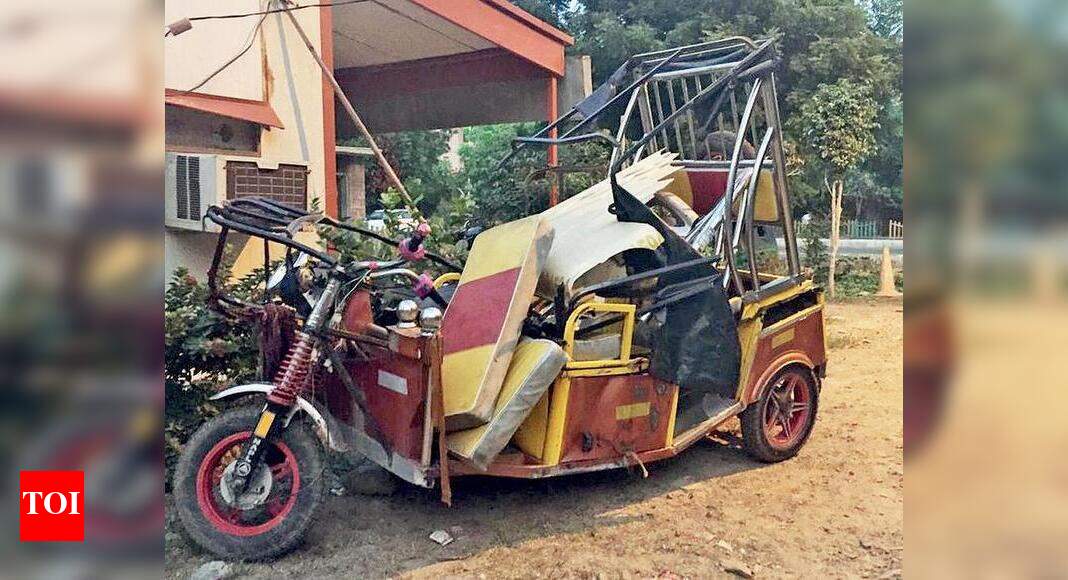 Noida: Two killed as speeding car crashes into e-rickshaw | Noida News ...