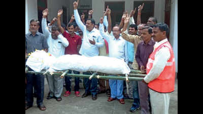 Six tonne plastic waste gets mock funeral in Lucknow