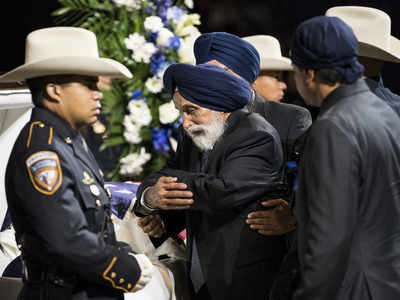 Thousands attend fallen Sikh cop's 'fit for a king' funeral