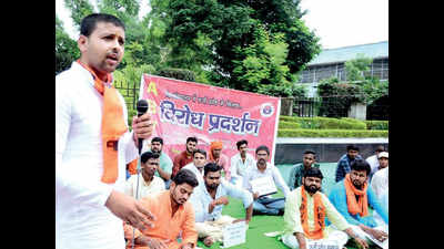 ABVP brigade stages stir at Mahatma Gandhi Kashi Vidyapeeth over fake admissions