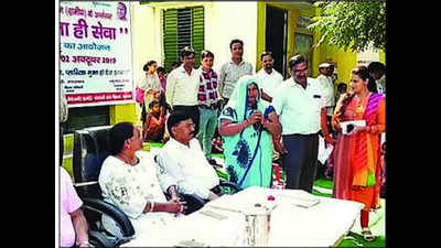 Meerut: On Gandhi Jayanti, DM asks women to shun ghoonghat for Swachh mission to succeed