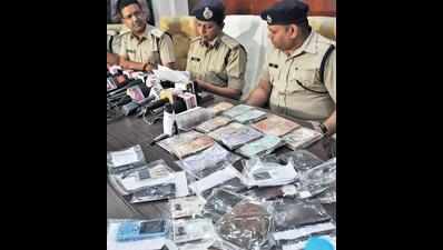 10 arrested for stealing valuables from vehicles