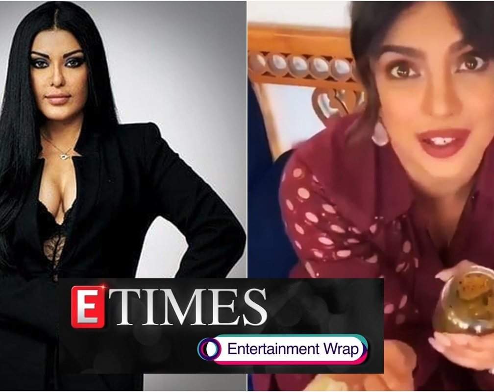 
Koena Mitra opens up about her 'possessive ex-boyfriend'; Priyanka Chopra is elated to receive a special gift from fan, and more...
