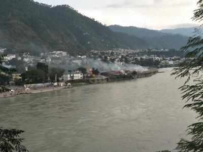 Solid waste burning on riverbank in Srinagar