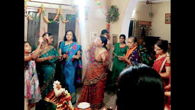 Mini-Gujarat swirls to garba beats in Lucknow