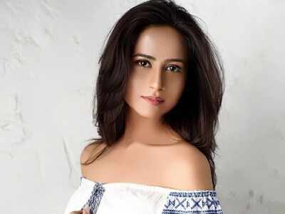 Ad star Akanksha Sharma marks Sandalwood debut with Ravinchandran's son Vikram