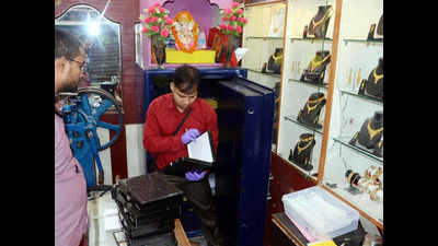 Theft at Premnagar jewellery shop