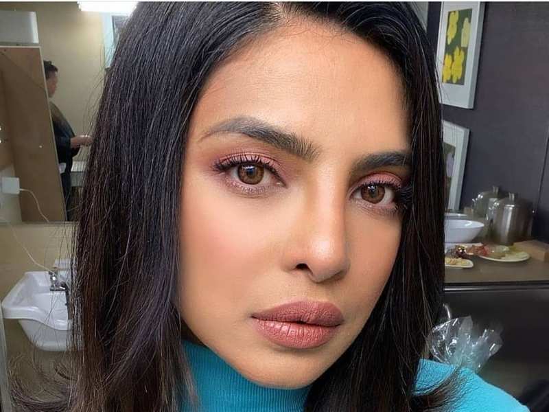 Priyanka Chopra has her eye make-up on point in THIS selfie! | Hindi ...