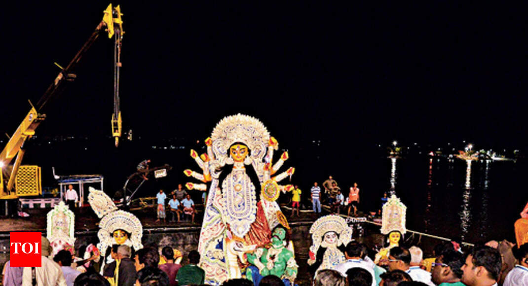 low-tide-delays-immersion-at-hooghly-ghat-kolkata-news-times-of-india