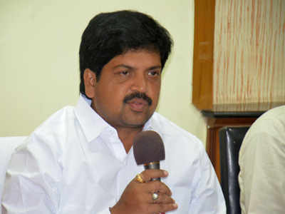 TDP's Kollu Ravindra arrested for protesting against sand shortage in  Vijayawada | Vijayawada News - Times of India