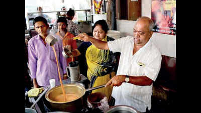 Maharashtra elections: Stall owners cash in on pre-election chai pe kharcha