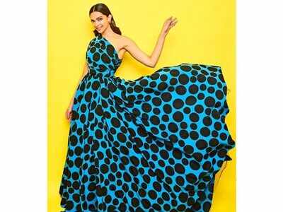 deepika padukone blue dress Deepika Padukone stuns in a regal custom Louis Vuitton blue velvet gown,  making history as the first Indian actor to grace The Academy Museum Gala :  Bollywood News