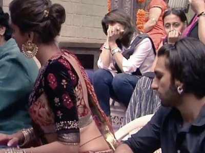 Ranveer Singh shares a hilarious picture stalking Deepika Padukone on the sets of 'Ram Leela'