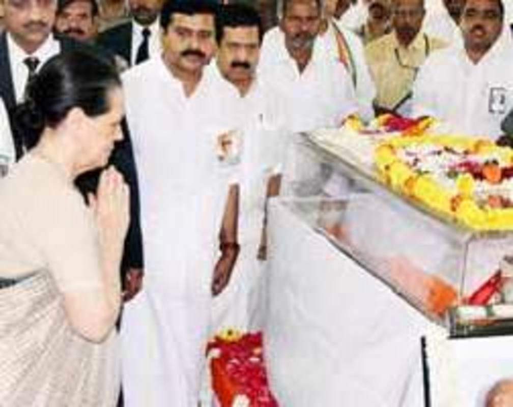 
Sonia pays homage to Karunakaran
