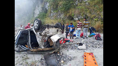 Five killed, two seriously injured after car falls into gorge in Tehri