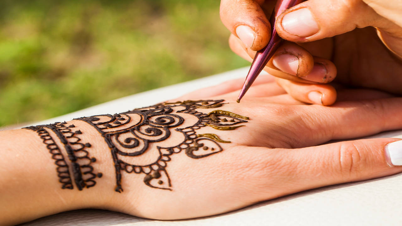 Karwa Chauth Mehndi Design: करवा चौथ पर पत्नियां लगाएं मेहंदी, यहां देखें Simple  Mehndi Design