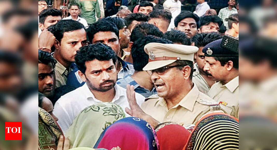 Mumbai Unable to trace teen daughter, man jumps in front of train