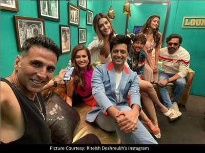 'Housefull 4': Akshay Kumar, Kriti Sanon, Riteish Deshmukh and others come together for an EPIC selfie