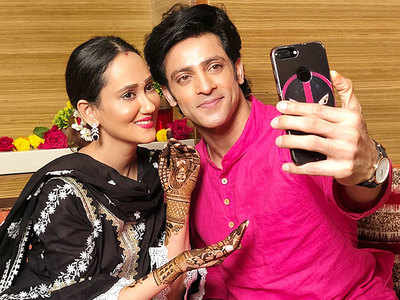 Poonam Preet Dons A Traditional Red Saree For Her First Karwa Chauth, Poses  With Her Hubby