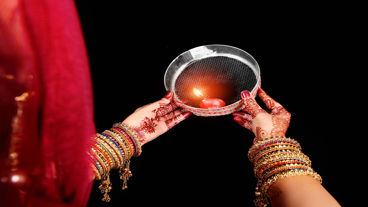 Couple looking through sieve during karwa chauth Stock Photo - Alamy