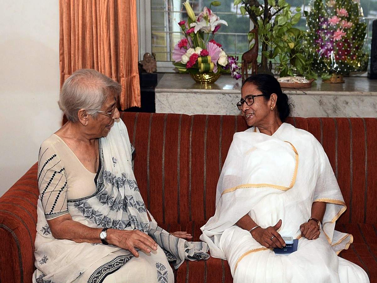 West Bengal Cm Meets Nobel Winner Abhijit Banerjee S Mother Talks Eco Policies In Homely Adda Kolkata News Times Of India