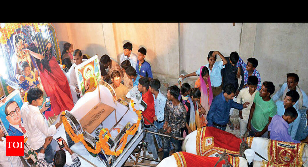 A wedding with no priest, vows on Constitution