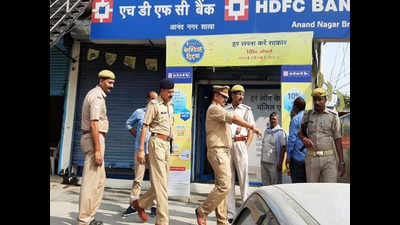 UP: Four armed men loot Rs 13 lakh from HDFC Bank in Maharajganj