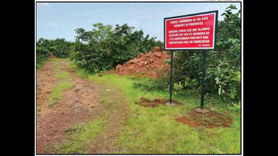 Warning boards, police guard at Bicholim quarries