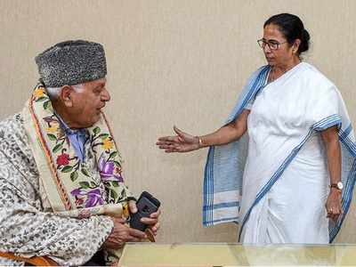 Mamata Banerjee assures Farooq Abdullah of standing by him in 'difficult times'