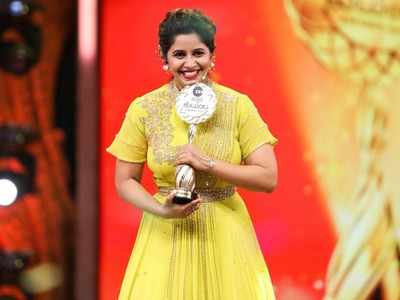 Kannada host Anushree bags 'Famous Anchor' award