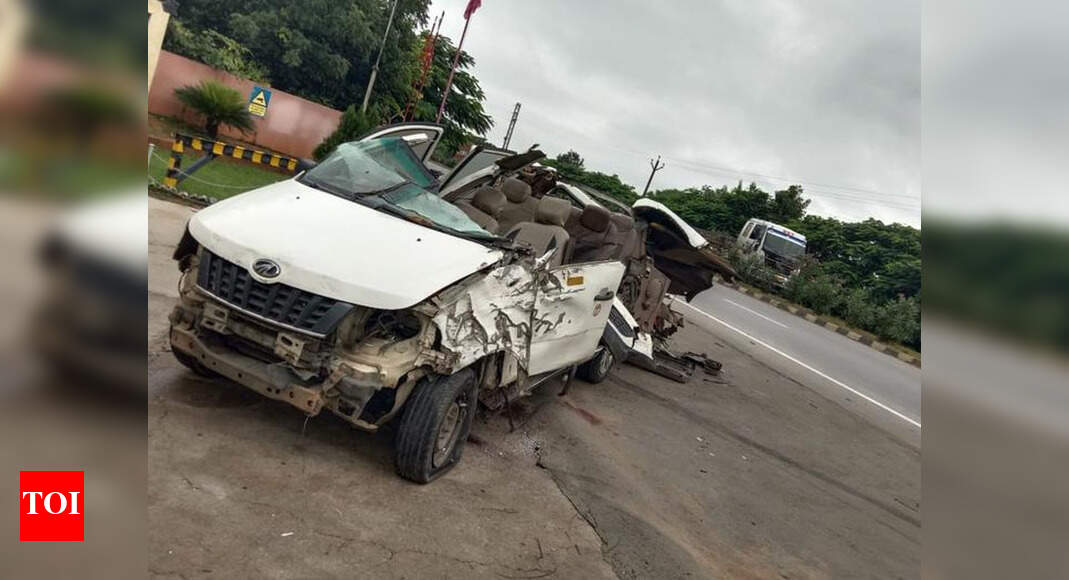 3 TRS party workers killed as car rams parked truck | Hyderabad News ...
