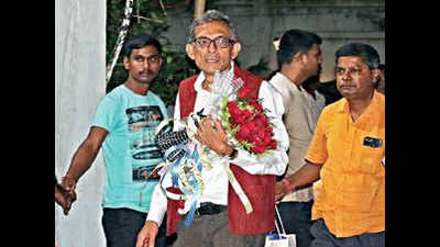 Kolkata: Exhausted Abhijit Banerjee reaches home to sound of conch shells