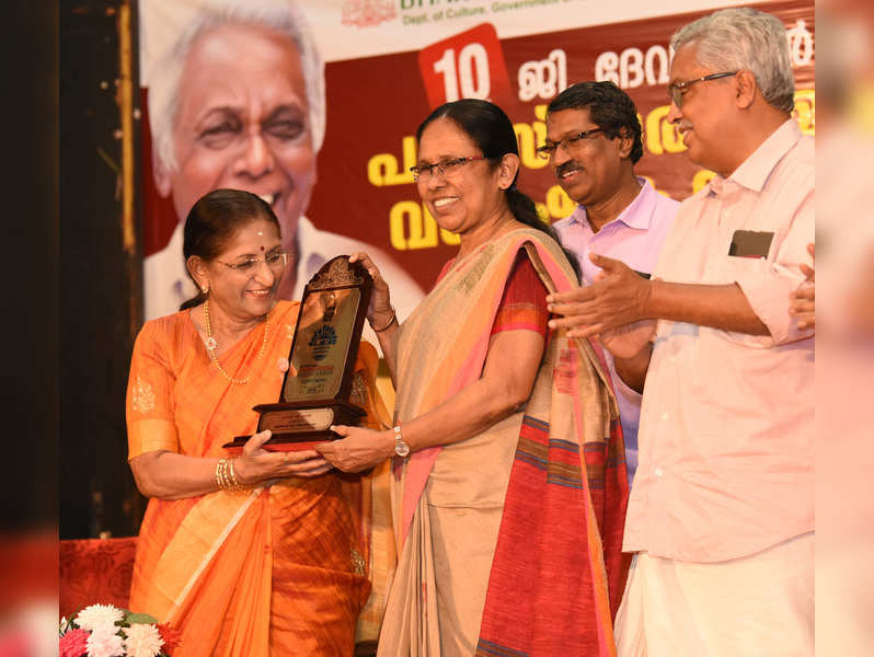 G Devarajan Shakthigadha Award For Singer B Vasantha | Events Movie ...