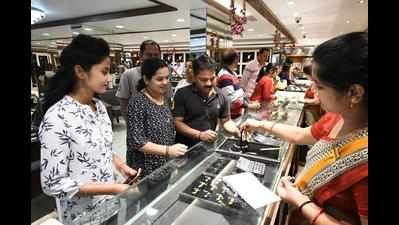 Jewellery, vehicle sales pick up on Dhanteras