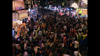 Mumbai markets buzz with shopping festivity at Diwali weekend
