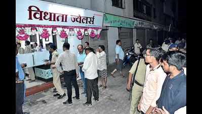 Jewellery shop owner looted at gunpoint in Parvat Patiya