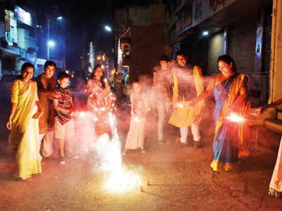 Sunday sales give a boost to firecracker business | Aurangabad News ...