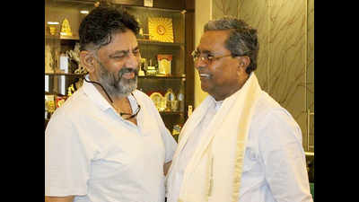 Siddaramaiah miffed with DKS for holding JD(S) flag during welcome