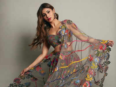 Photos: Mouni Roy is in a festive mood as she flaunts her mesmerising traditional outfit