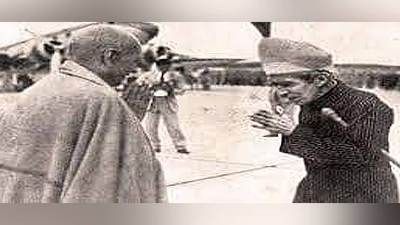 Sardar Patel: When Sardar Vallabhbhai Patel got signatures of princely  states on treaty of accession at Cuttack railway station | India News -  Times of India