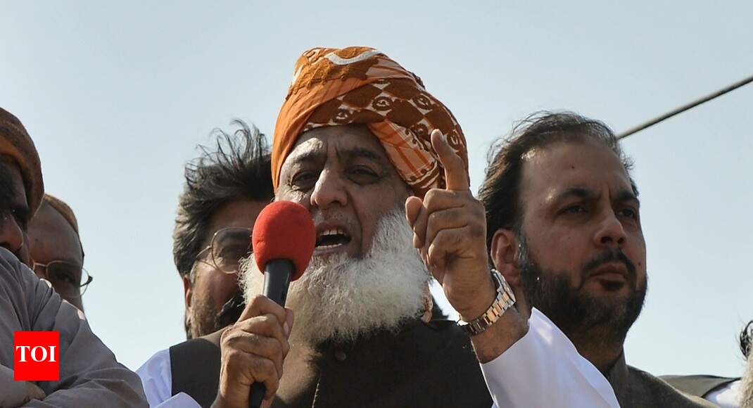 Resign in 48 hours: Pakistan cleric to Imran Khan at Azadi March