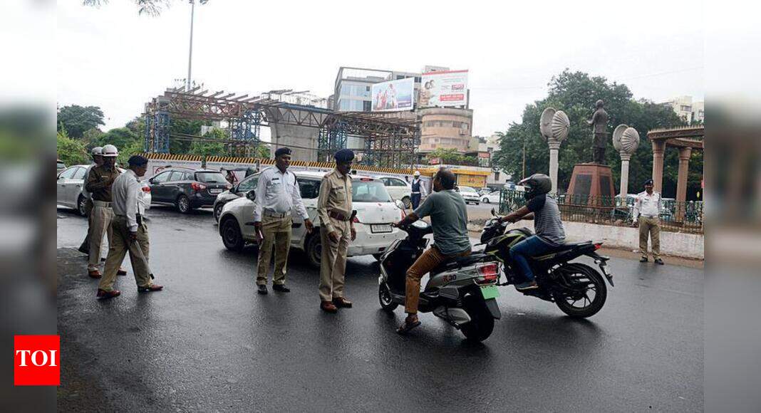 Day 1: Traffic cops collect Rs 2 lakh fine | Vadodara News - Times of India