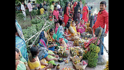 Kolkata: Chhath devotees take over Rabindra Sarobar in violation of green orders