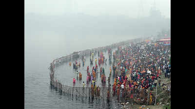 Delhi: Haze fails to eclipse enthusiasm, Chhath devotees throng ghats