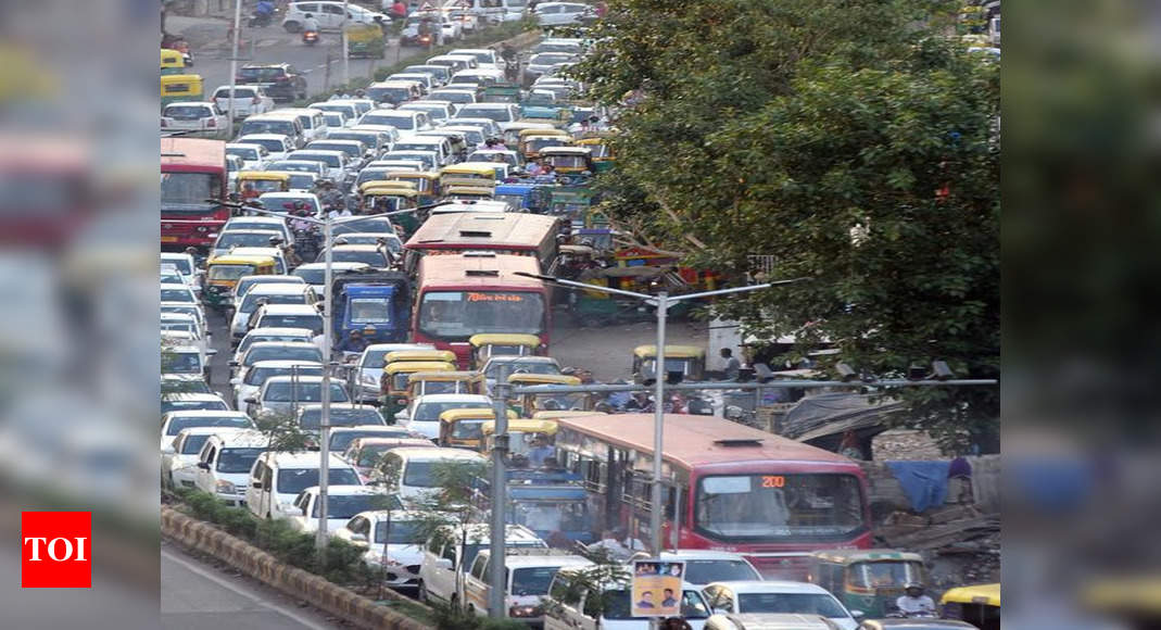 Stuck commuters spent nearly an hour in traffic jam at Vadaj ...