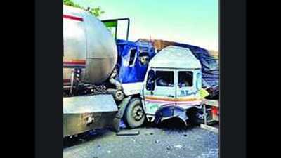 Nashik: Truck with failed brakes injures 15