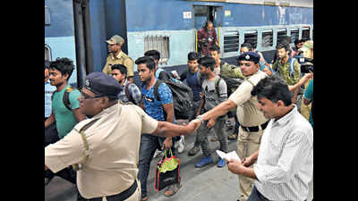 Kolkata cop escort, buses at station for 138 Jammu & Kashmir migrant workers
