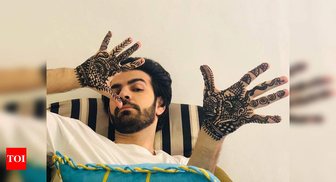 Trending Mehndi designs💖Fun new ways to add your groom's name to your  Bridal Mehndi! - Witty Vows | Indian wedding photography poses, Mehendi  photography, Indian wedding couple photography