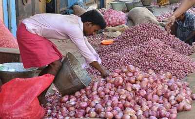 Unseasonal rains delay arrival of onion stocks to mandis, sets off price spiral